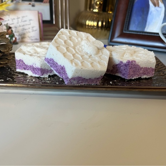 Hand crafted luxury vanilla lavender dreamscape bumble bee bath bombs - Picture 2 of 7